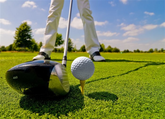 Bola de golf junto al palo en el tee de salida
